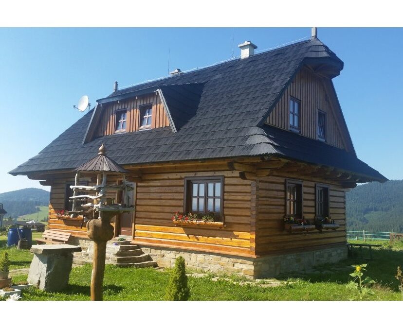 Slovensko – Individuální patrová roubenka